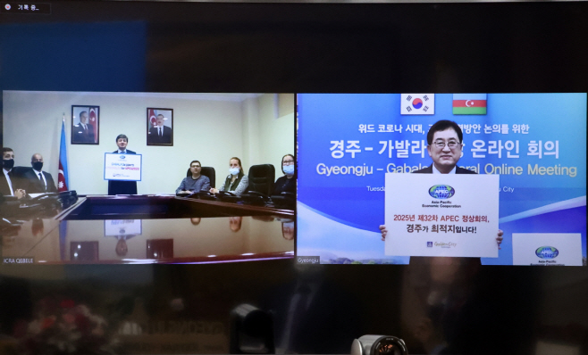 아제르바이잔 가발라시 사부히 압둘라예브 시장(사진 좌측)이 1