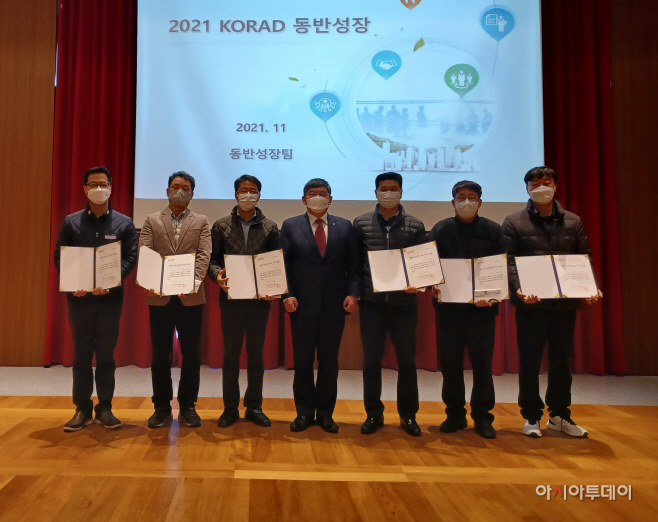 사진 1. 차성수 원자력환경공단 이사장(가운데 )