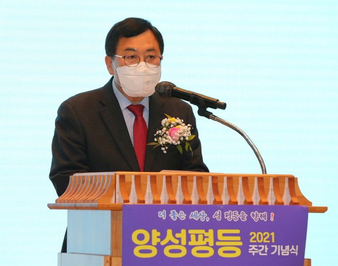 주낙영 경주시장이 17일 화랑마을에서 열린 '2021 양성평등주간