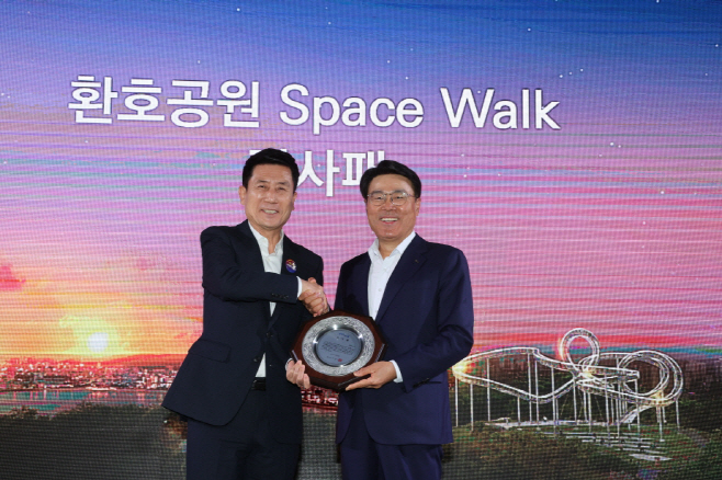 211118 포항시 포스코, 국내 최대 체험형 조형물 스페이스 워크