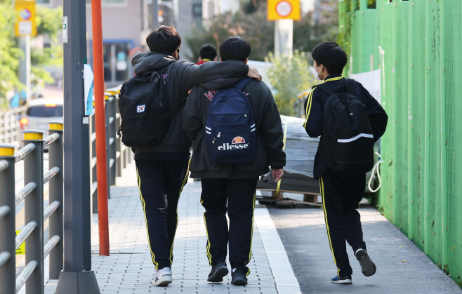 내달 22일부터 전국 유·초중고 전면 등교<YONHAP