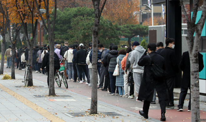 코로나19 신규확진 3천120명, 주말에도 3천명대<YONHAP NO
