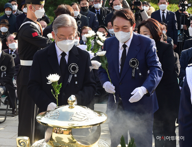 [포토] 이재명-윤석열, 김영삼 전 대통령 6주기 추모