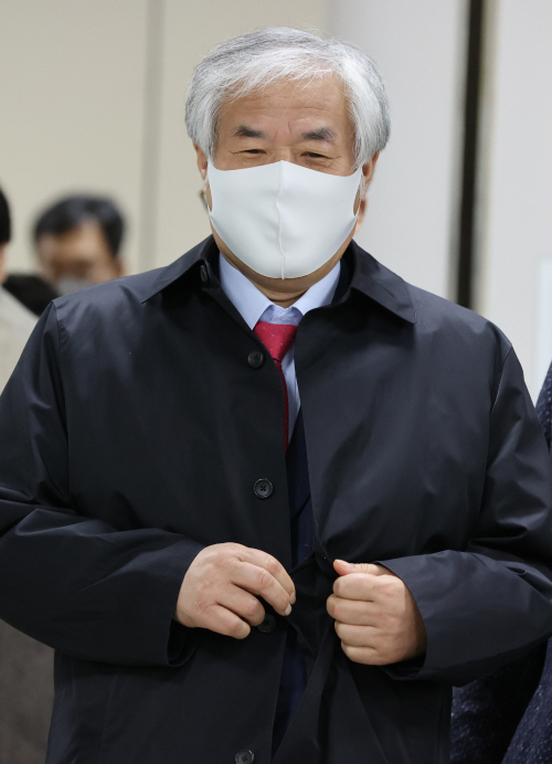 법정 나서는 전광훈<YONHAP NO-3949>