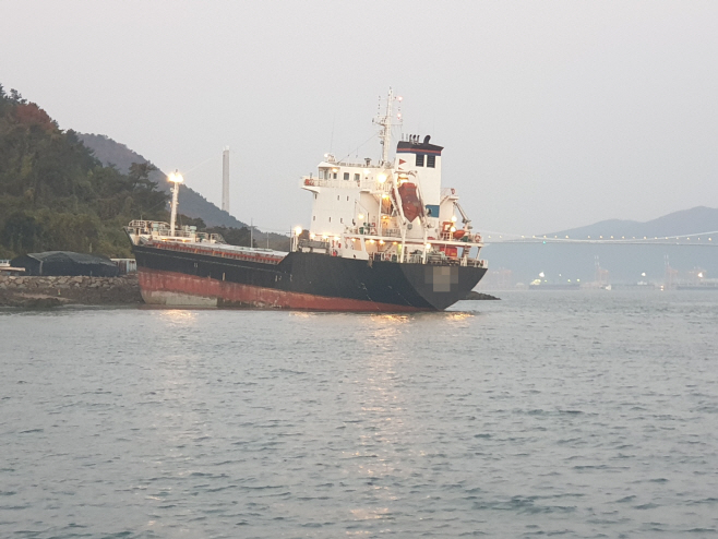 묘도 연안에 좌주된 화물선(1)