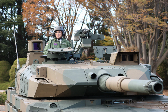 육상자위대 탱크 탑승하는 기시다 일본 총리