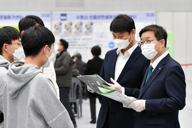 ‘2021 수원시 일자리박람회’에서 102명 일자리 찾았다 1