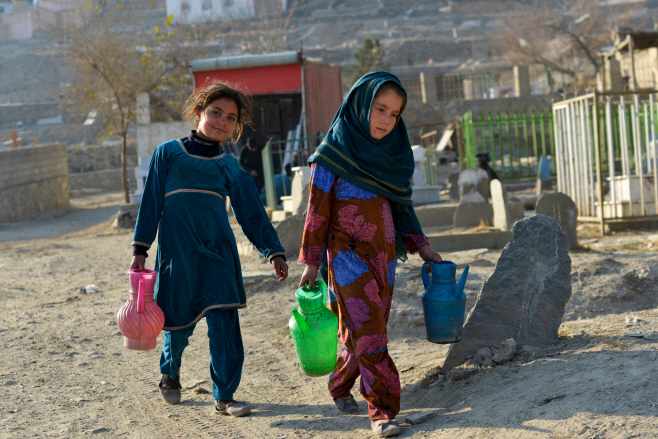 묘지에서 물장사 나서는 아프간 소녀들