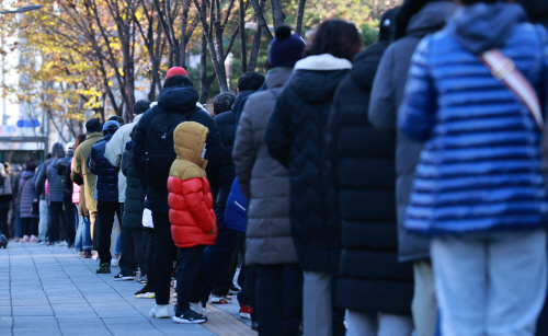 길게 늘어선 검사 대기줄