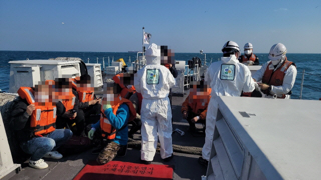 침수중인 중국어선 구조된 중국선원