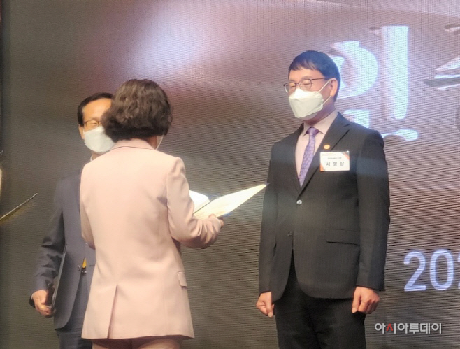 1. 서영삼 사장이 ccm 인증서를 수여받고 있다