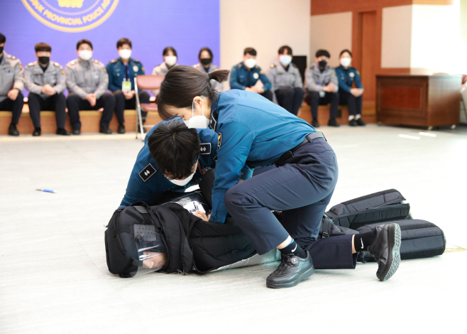 충청북도경찰청이 신임경찰관 322명을 대상으로 현장 대응력 강