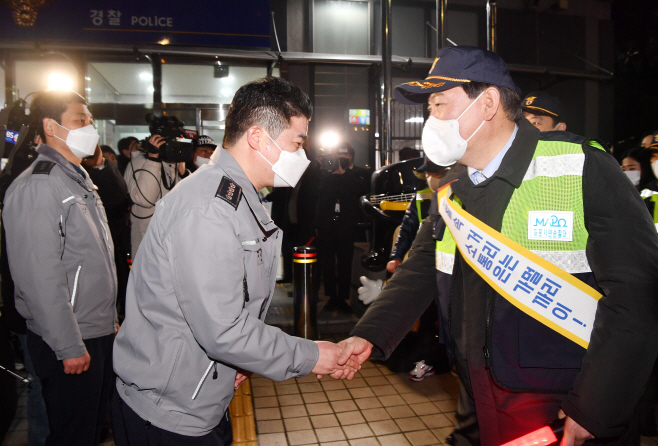 홍익지구대장과 악수하는 윤석열