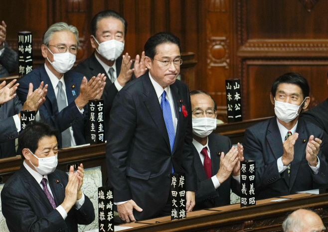제100대 일본 총리에 선출된 기시다 자민당 총재