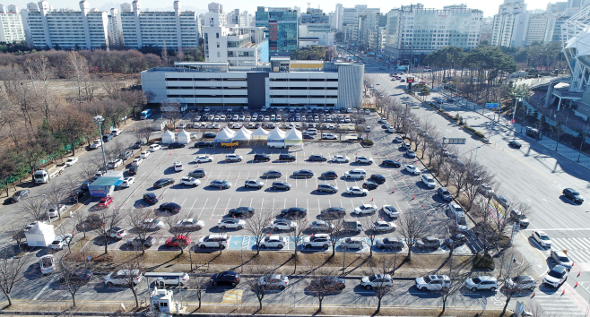 길게 늘어선 코로나 검사 차량 행렬<YONHAP NO-4214>