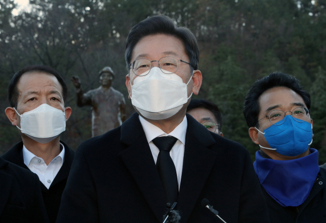 이재명, 박태준 동상에 헌화<YONHAP NO-4477>