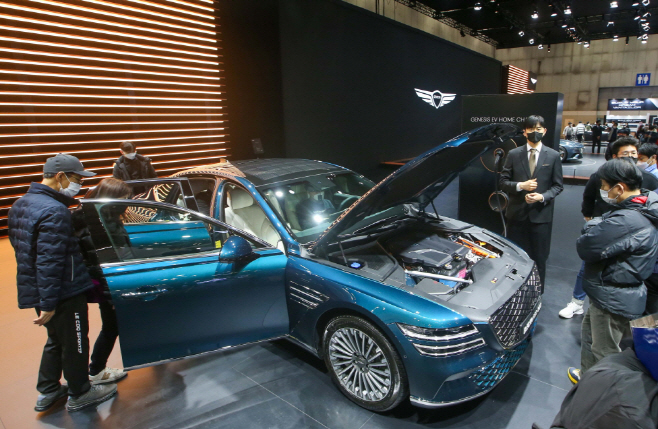 사진자료2. G80 전동화 모델을 살펴보는 관람객들