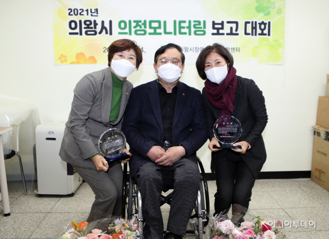 2.(사진)윤미경 의장, 윤미근 의원, 장애인자립생활센터 감사패