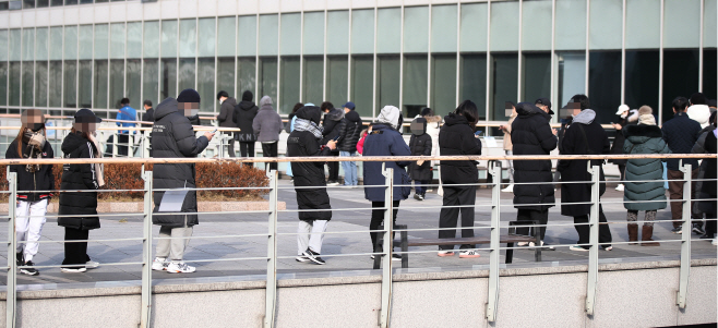 오늘도 계속되는 검사행렬<YONHAP NO-2046>