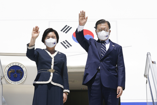 손흔드는 문재인 대통령