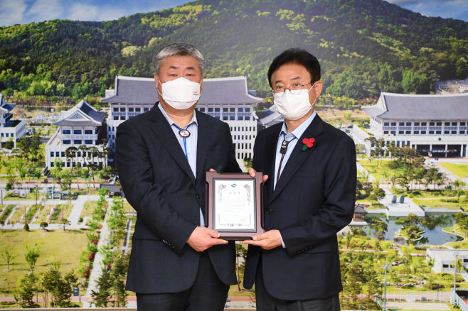 영천시) 경상북도 축산업무 종합평가 우수상 수상 사진(1)(왼쪽