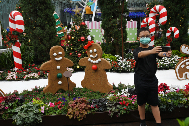 SINGAPORE-CHRISTMAS-DECORATIONS <YONHAP NO-5338> (XINHUA)