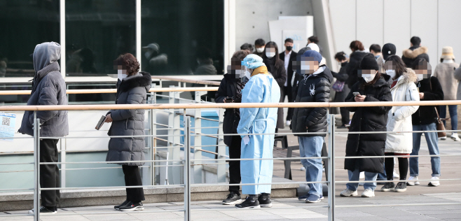 오늘도 계속되는 검사행렬<YONHAP NO-2043>