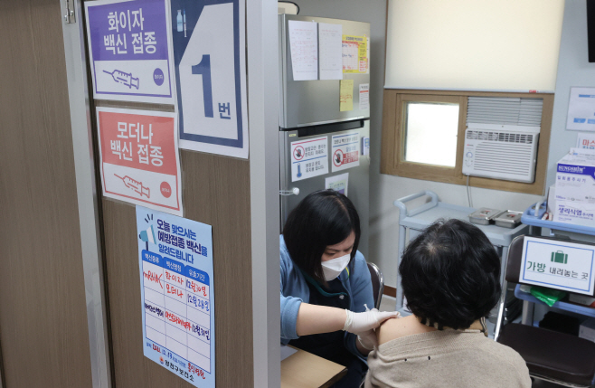 추가접종 간격 3개월로 단축…부스터샷 순차 사...<YONHAP