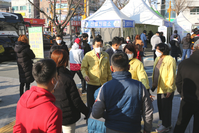 주낙영 경주시장이 지난 15일 경주시 보건소에 마련된 선별진료