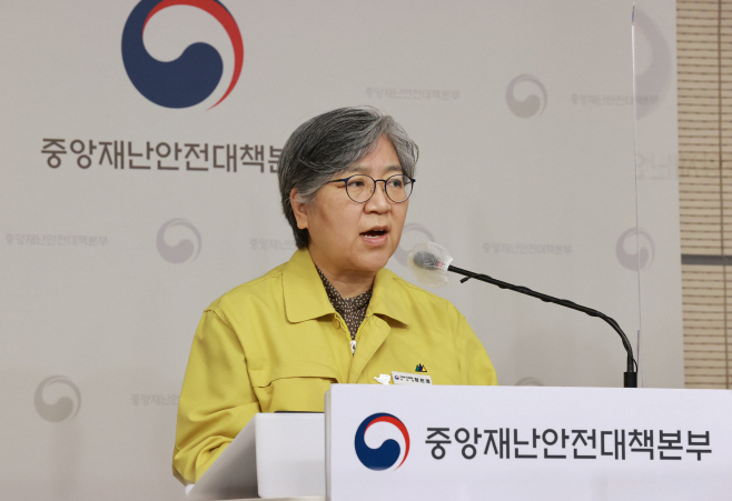 중대본 브리핑 참석한 질병 청장<YONHAP NO-4000>
