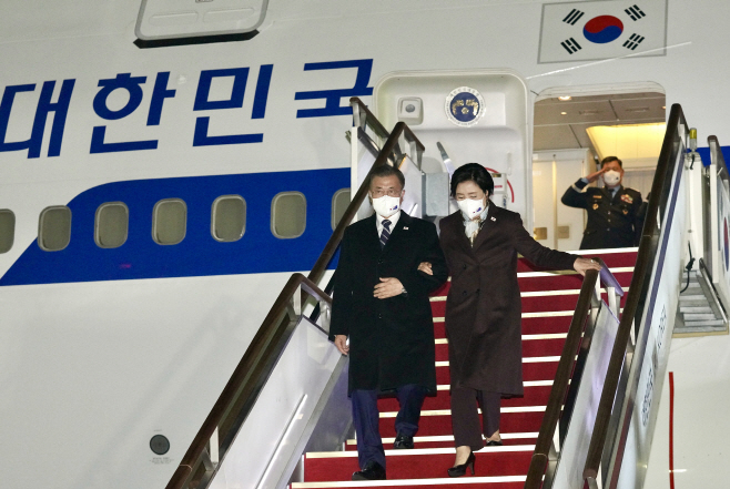문 대통령, 호주 국빈 방문 마치고 귀국