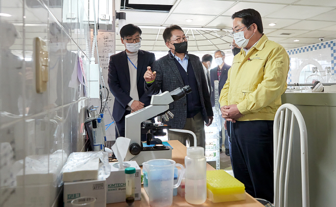 오세현 아산시장 연구시설 설명