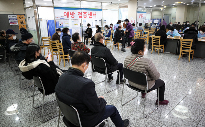 백신 3차 추가 접종 간격 3개월으로 단축<YONHAP NO-3348>