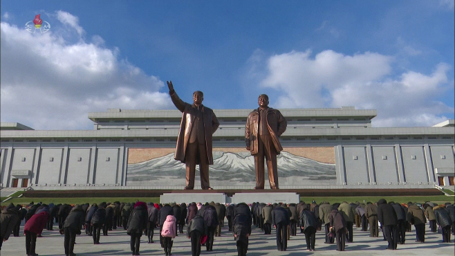 북한, 김정일 사망 10주기에 일제히 추모 묵념