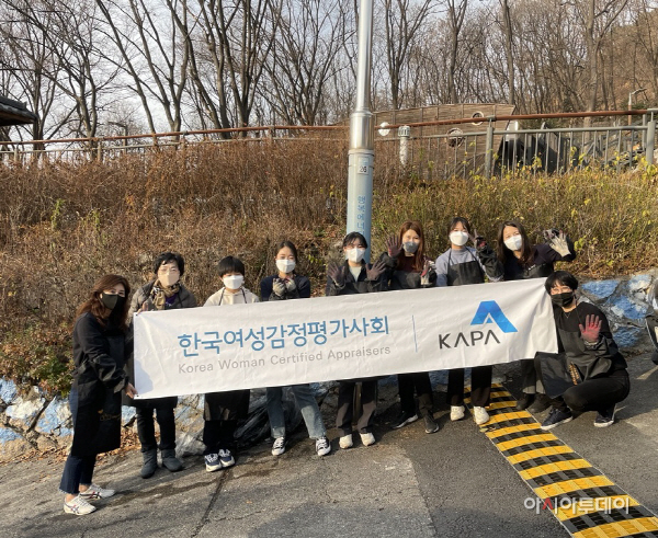 2. 봉사활동 후 기념촬영을 하고 있는 모습