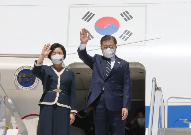 손흔드는 문재인 대통령