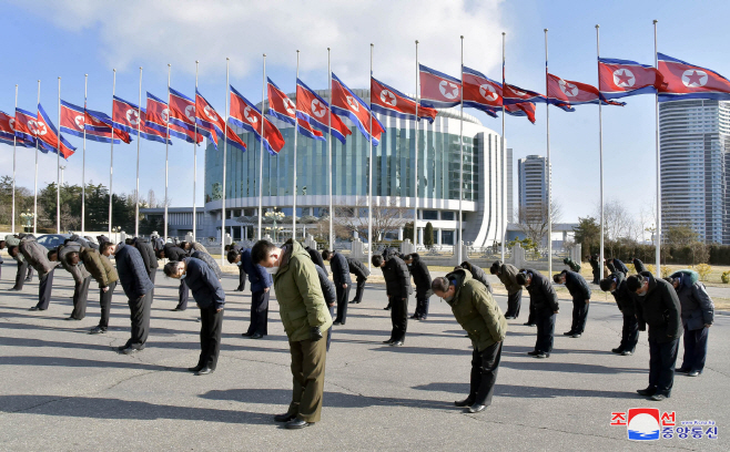 김정일 10주기에 묵념하는 북한 주민들