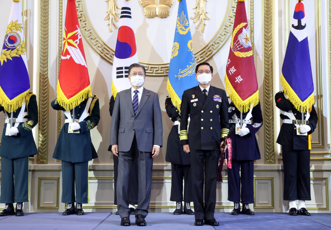해군참모총장과 기념촬영하는 문재인 대통령