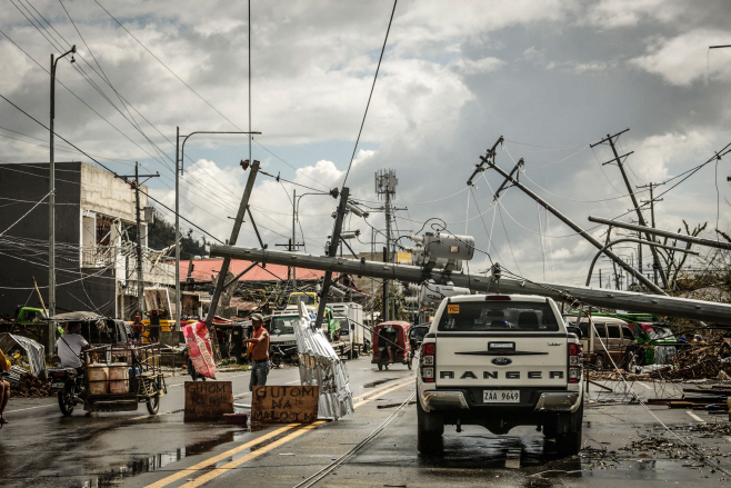 TOPSHOT-PHILIPPINES-WEATHER <YONHAP NO-0436> (AFP)