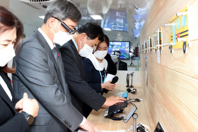 주낙영 경주시장과 정재훈 한국수력원자력 사장이 상상버스 스