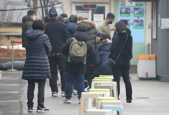검사 기다리는 시민들<YONHAP NO-2070>