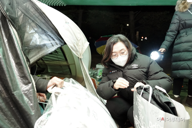 구호물품 전달하는 은수미 성남시장(1)