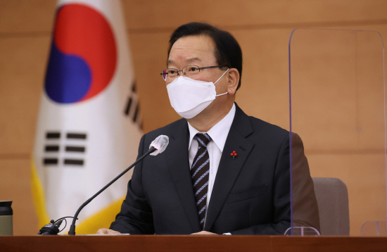일상회복 지원위원회서 발언하는 김부겸 총리