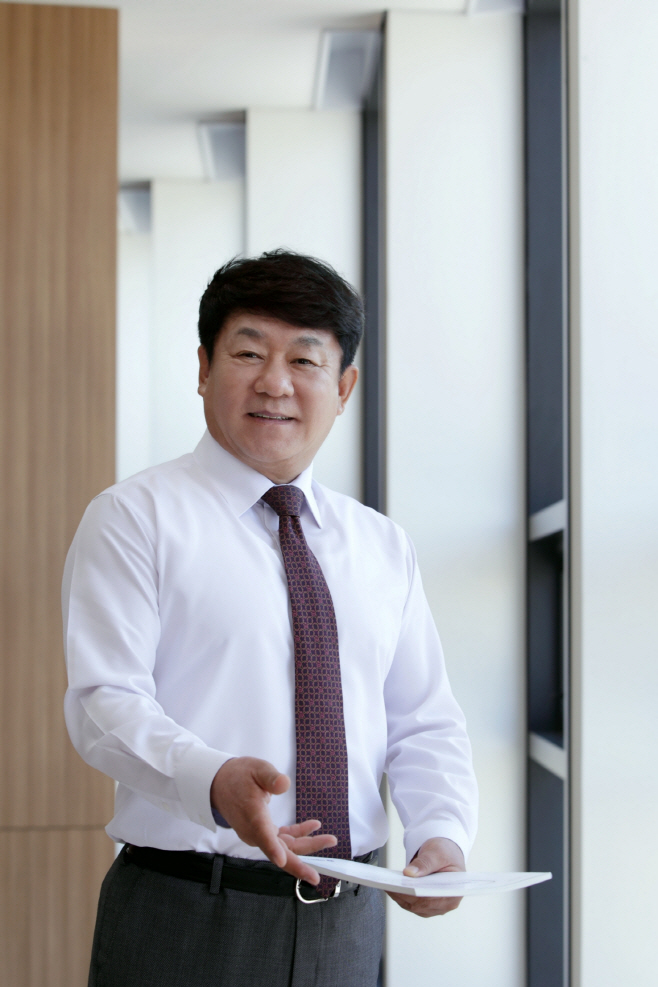 인터뷰 사진1. 김윤식 신협중앙회장