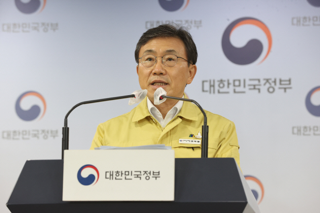 병상확충 계획 발표하는 권덕철 복지부 장관<YONHAP NO-1337>