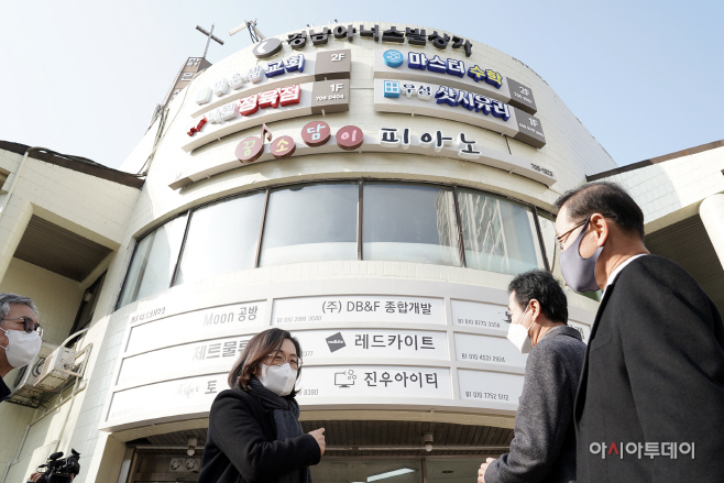 은수미 성남시장이 간판개선사업 현장을 둘러보고 있다(1)