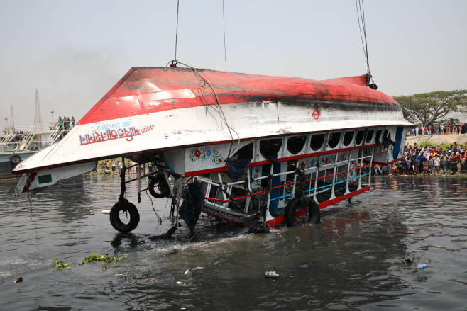 BANGLADESH-FERRY/ACCIDENT <YONHAP NO-3578> (REUTERS)
