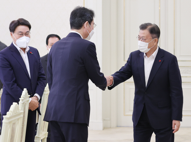 이재용 삼성전자 부회장과 인사하는 문재인 대통령
