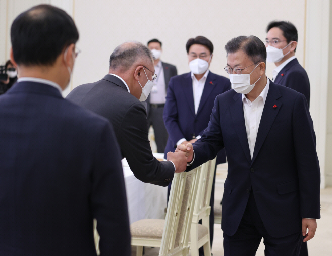 현대차 정의선 회장과 인사하는 문재인 대통령<YONHAP NO-1104>
