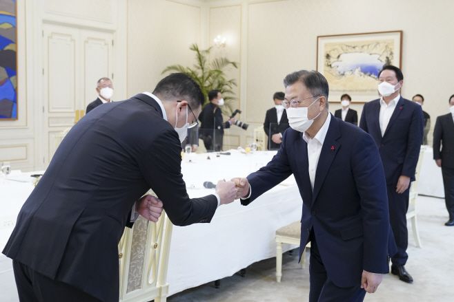 구광모 LG회장과 인사하는 문재인 대통령